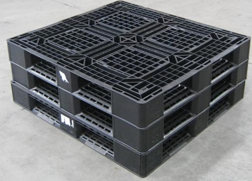 How can plastic pallets reduce contamination?